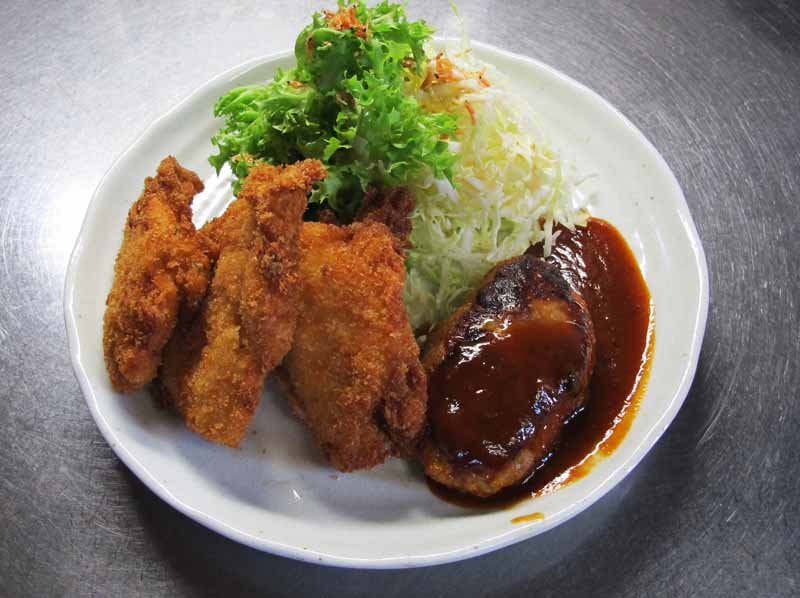 ハンバーグとチキンの合い盛り