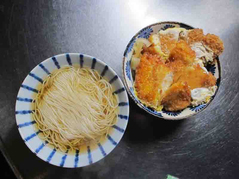 日替り「チキンカツ丼麺セット」